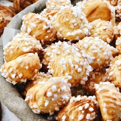 Cesta com pequenos bolos dourados cobertos com açúcar granulado