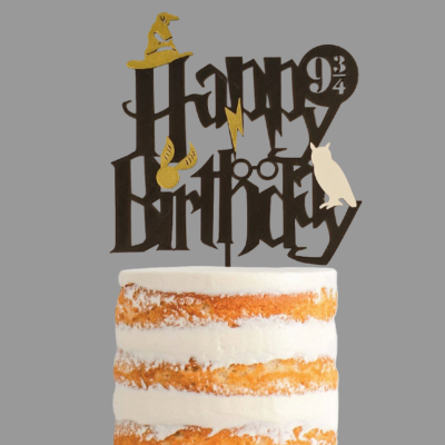 Topper de bolo 'Happy Birthday' preto com símbolos dourados de Harry Potter em bolo branco com camadas