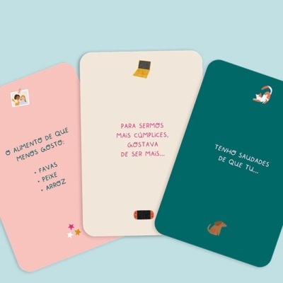 Três cartões coloridos com texto em português e pequenas ilustrações, dispostos sobre fundo azul claro.