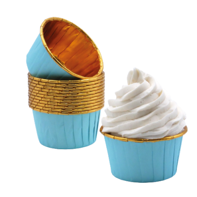 Formas para cupcakes azuis com interior dourado, uma com cupcake e cobertura branca