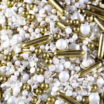 confeitos coloridos variados com bolinhas e cápsulas douradas