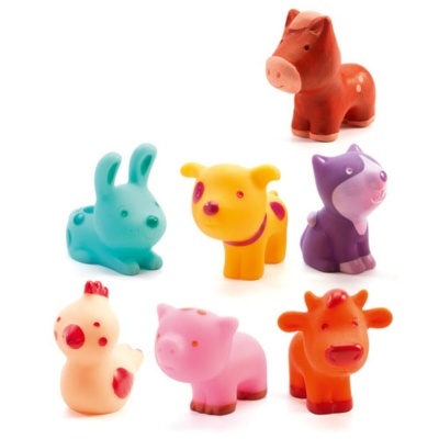 Brinquedos de borracha coloridos em forma de animais sobre fundo branco