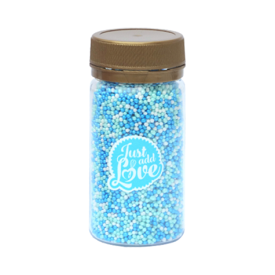 Frasco de bolinhas coloridas azul e branco com tampa castanha e etiqueta 'Just add Love'