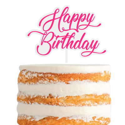 Bolo de camadas com creme branco e massa dourada com topper 'Happy Birthday' em rosa