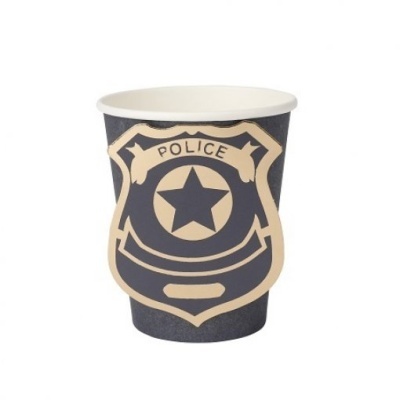 Copo de papel preto com distintivo de polícia em bege