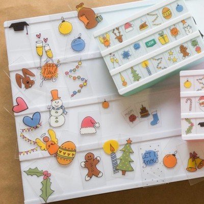 Calendários do advento com autocolantes natalícios coloridos sobre fundo branco