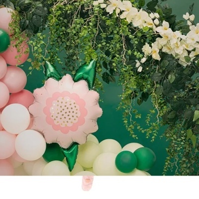 Decoração com balões rosa, branco, verde e flor metálica rosa com folhas verdes e folhagem