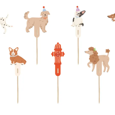 Espetos decorativos de madeira com figuras de cães e hidrante de incêndio em fundo branco