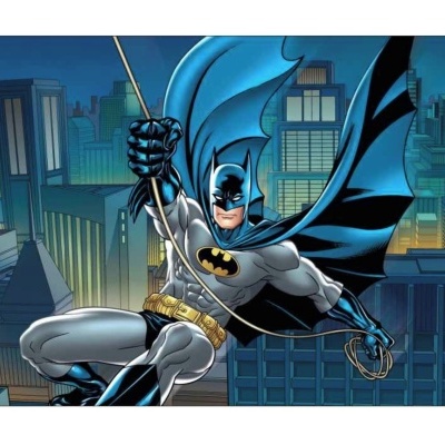 Desenho colorido de Batman a voar à noite numa cidade