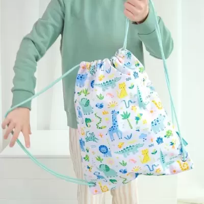 Mochila de tecido com estampado colorido de animais variados