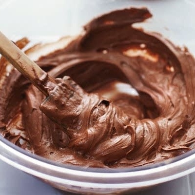 Taça com chocolate cremoso e colher de pau