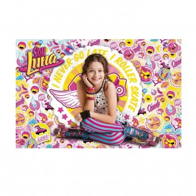 Menina sentada com patins em linha e fundo colorido com textos e emoticons