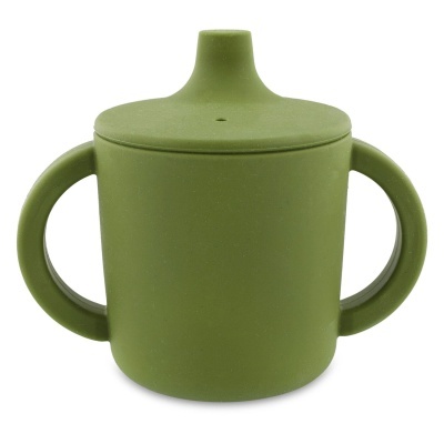 Caneca verde em silicone com tampa e dois pegas laterais.