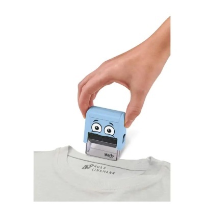 Carimbo azul com olhos e texto 'Mark' a marcar etiqueta de t-shirt