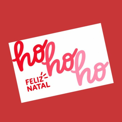 Cartão branco com texto festivo ho ho ho e FELIZ NATAL em fundo vermelho