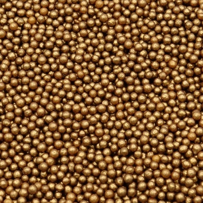 Pérolas decorativas redondas douradas brilhantes em superfície uniforme