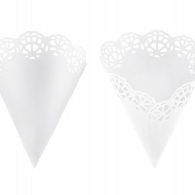 Dois recipientes brancos coniformes com bordas dentadas e padrão floral recortado.