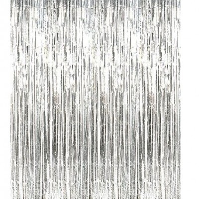 Cortina decorativa de fios metálicos prateados