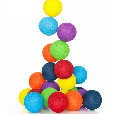 Esferas coloridas de fio empilhadas em fundo branco