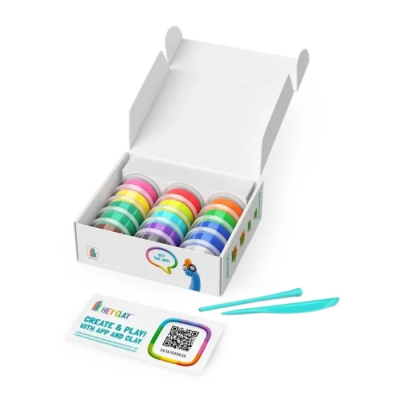 Caixa aberta com massas coloridas e cartão com código QR e texto