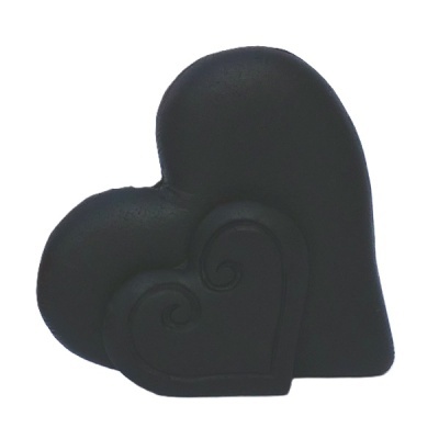 Duas almofadas de coração pretas com padrão em relevo