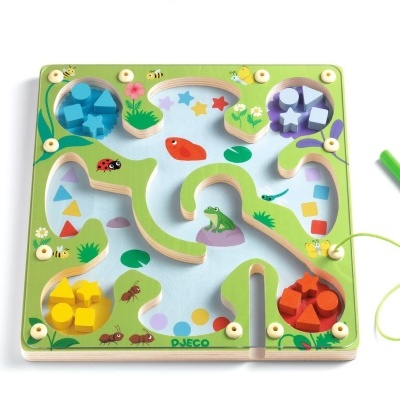 Tabuleiro de madeira infantil com peças geométricas coloridas e ilustrações de animais