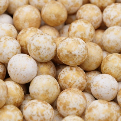 Bolas pequenas brancas com manchas douradas