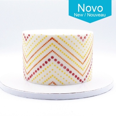 Taça branca decorada com pontos coloridos em ziguezague e etiqueta azul com texto 