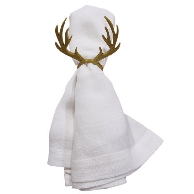 Guardanapo branco com anel dourado em forma de galhadas