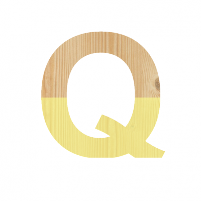 Letra Q decorativa de madeira com design metade natural, metade amarelo.