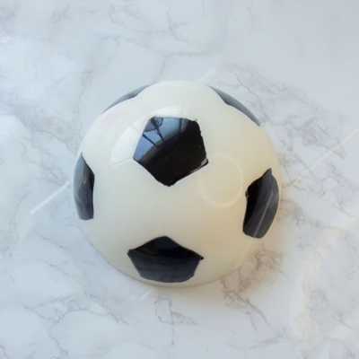 Copo cerâmico em forma de bola de futebol
