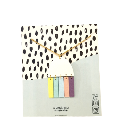 Colar com pingente colorido em cartão de exposição com padrão de manchas