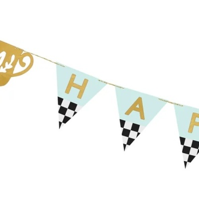 Fita de festa com triângulos azuis, padrão xadrez e letras douradas, e troféu dourado