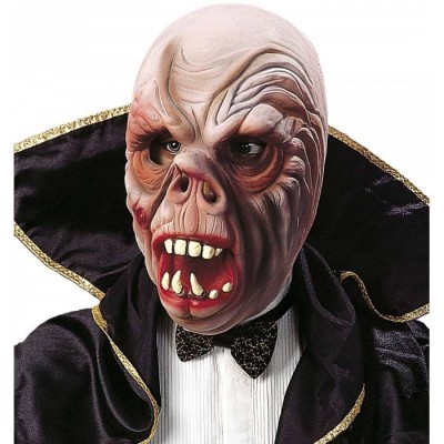 Máscara de monstro com capa preta e gravata borboleta