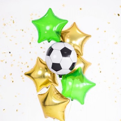 Balões estrela dourada e verde com balão bola de futebol ao centro