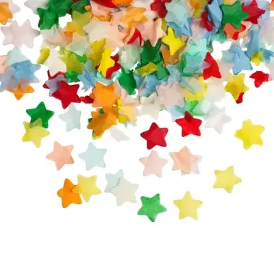 Confetes de papel em forma de estrela coloridos distribuídos sobre fundo branco