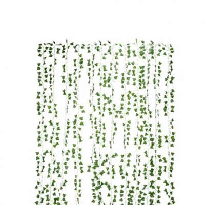 Cortina decorativa com folhas verdes falsas em fitas verticais