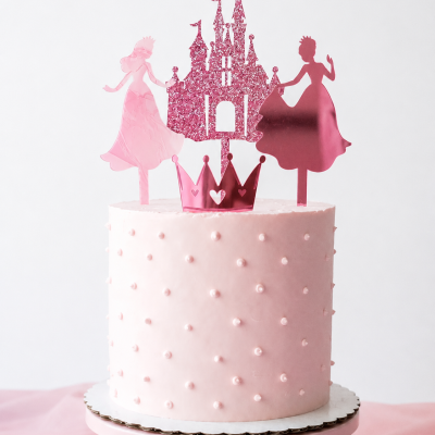Bolo cor-de-rosa com decoração de princesas e castelo cor-de-rosa