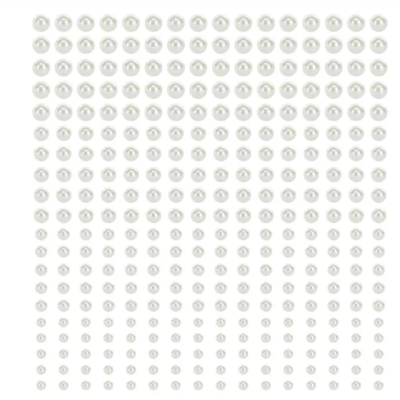 Botões brancos com padrão circular organizados em linhas sobre fundo branco