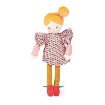 Boneca de tecido com vestido multicolorido e cabelo amarelo em fundo branco