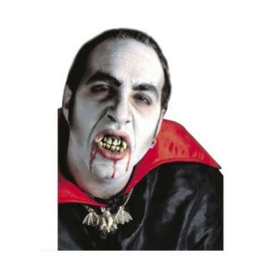 Pessoa com maquilhagem de vampiro e capa preta com gola vermelha