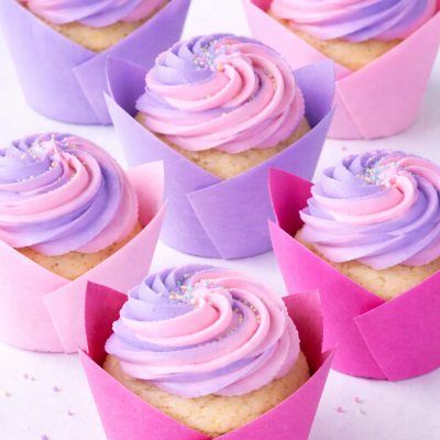Seis cupcakes com cobertura rosa e roxa em papel rosa e lilás