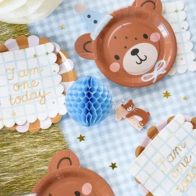 Pratos e cartões decorativos para festa de aniversário com urso e texto I am one today