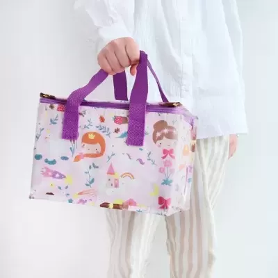 Bolsa térmica pequena com estampa de princesa e castelo, com alças roxas