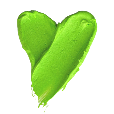 Textura cremosa verde em forma de coração sobre fundo branco