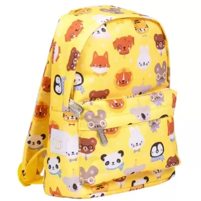 Mochila amarela com padrão de rostos de animais coloridos e fechos de metal