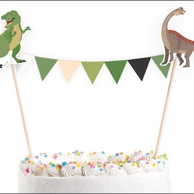 Topo de bolo com decoração de dinossauros e bandeirolas coloridas