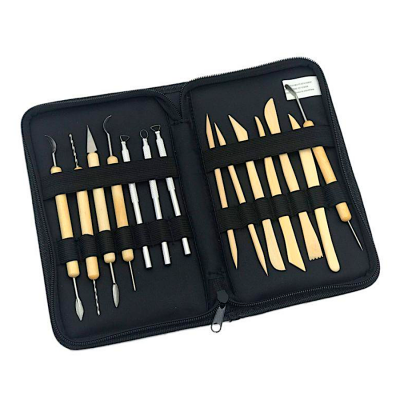 Conjunto de ferramentas para escultura com cabos em madeira dentro de estojo preto aberto.