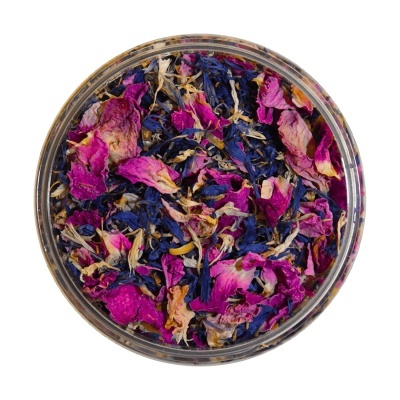 Mistura de flores secas coloridas num recipiente transparente redondo