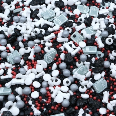 Confeitos decorativos para bolos com temas de halloween em várias formas e cores